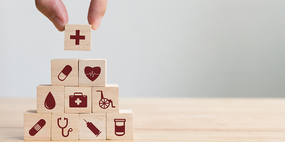 Bauklotz-Pyramide mit Pflegesymbolen Bauklotz-Pyramide mit Pflegesymbolen